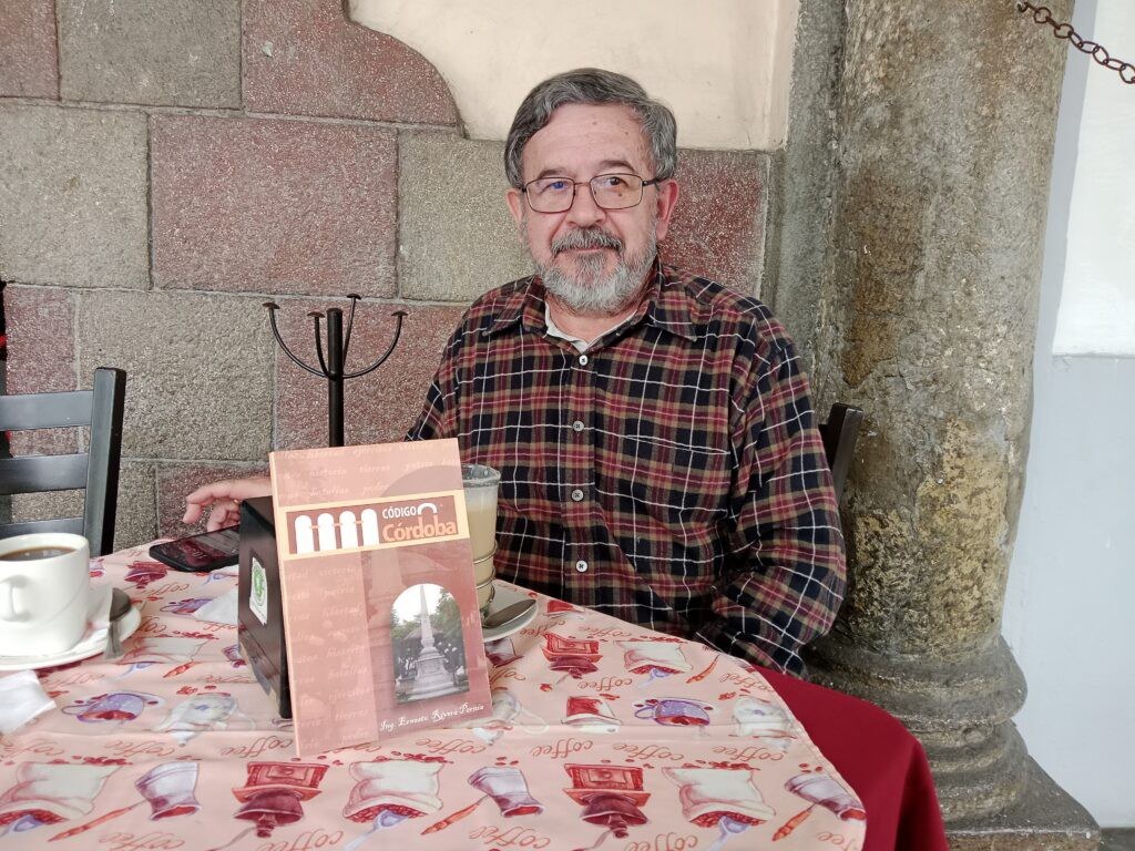 Ernesto Rivera Pernia con su libro Código Córdoba